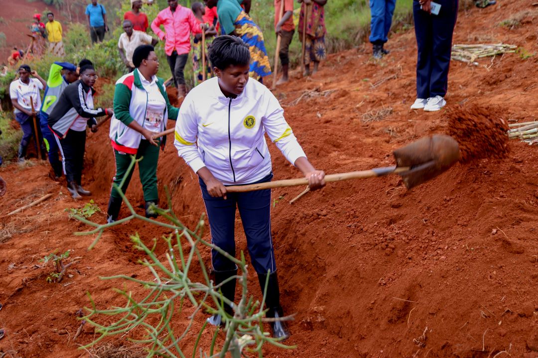 L’Ombudsman Aimée Laurentine Kanyana s’est jointe à la population de la commune Makebuko en province Gitega dans des travaux de développement communautaire